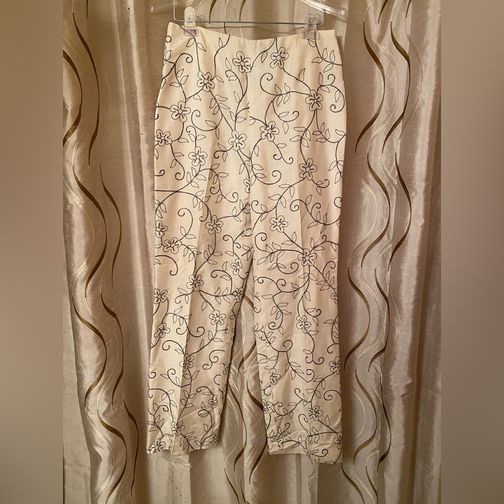 Dana Buchman White w/ Black Floral Embroidery Pants. Size 10.